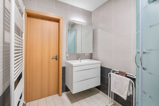 Cette maison unifamiliale de 4 chambres et 2 salles de bains est situ&eacute;e dans un quartier r&eacute;sidentiel calme, avec peu de circulation.
La propri&eacute;t&eacute; dispose d&rsquo;un grand jardin orient&eacute; sud-ouest, offrant une vue verdoyante et champ&ecirc;tre.
Gr&acirc;ce &agrave; sa si