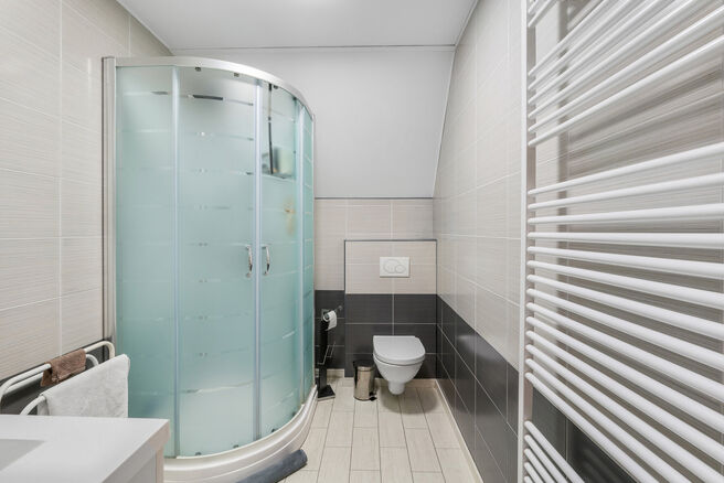 Cette maison unifamiliale de 4 chambres et 2 salles de bains est situ&eacute;e dans un quartier r&eacute;sidentiel calme, avec peu de circulation.
La propri&eacute;t&eacute; dispose d&rsquo;un grand jardin orient&eacute; sud-ouest, offrant une vue verdoyante et champ&ecirc;tre.
Gr&acirc;ce &agrave; sa si