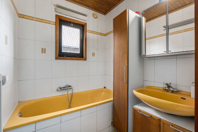 Cette maison unifamiliale de 4 chambres et 2 salles de bains est situ&eacute;e dans un quartier r&eacute;sidentiel calme, avec peu de circulation.
La propri&eacute;t&eacute; dispose d&rsquo;un grand jardin orient&eacute; sud-ouest, offrant une vue verdoyante et champ&ecirc;tre.
Gr&acirc;ce &agrave; sa si