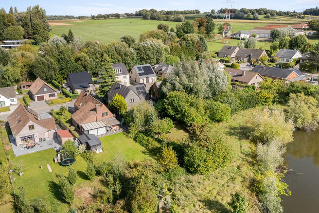 Cette maison unifamiliale de 4 chambres et 2 salles de bains est situ&eacute;e dans un quartier r&eacute;sidentiel calme, avec peu de circulation.
La propri&eacute;t&eacute; dispose d&rsquo;un grand jardin orient&eacute; sud-ouest, offrant une vue verdoyante et champ&ecirc;tre.
Gr&acirc;ce &agrave; sa si