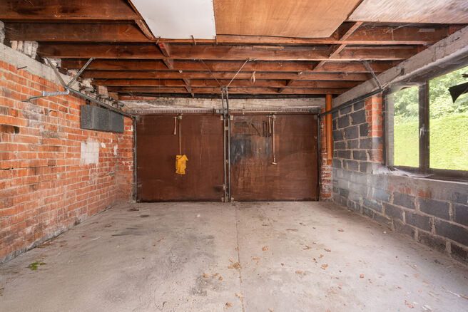 Cette spacieuse maison prête à emménager avec trois chambres est idéalement située sur un terrain de pas moins de 10a 60ca, offrant une connexion fluide vers Malines et Bruxelles.

Disposition de la maison
Rez-de-chaussée

En entrant par le hall d