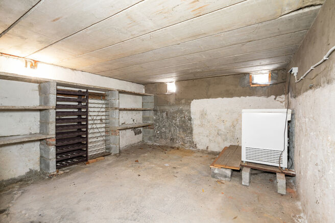 Cette spacieuse maison prête à emménager avec trois chambres est idéalement située sur un terrain de pas moins de 10a 60ca, offrant une connexion fluide vers Malines et Bruxelles.

Disposition de la maison
Rez-de-chaussée

En entrant par le hall d