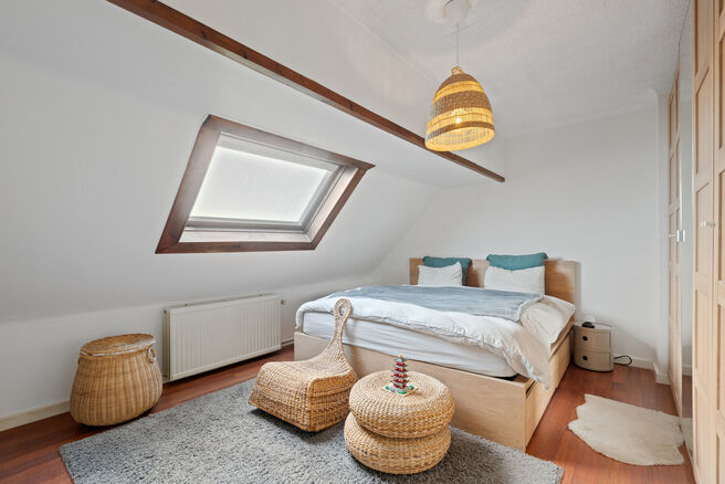 Cette maison familiale économe en énergie, prête à emménager, dispose de 4 à 5 chambres et se situe dans le village rural de Humbeek, entité de Grimbergen, sur une belle parcelle de 711 m². La propriété comprend un garage intégré ainsi qu’un