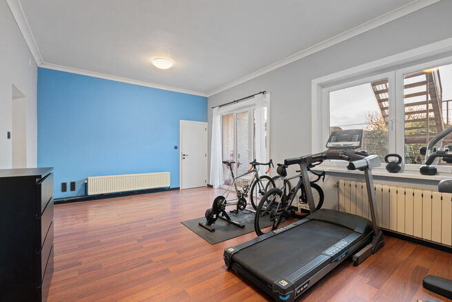 Cette maison familiale économe en énergie, prête à emménager, dispose de 4 à 5 chambres et se situe dans le village rural de Humbeek, entité de Grimbergen, sur une belle parcelle de 711 m². La propriété comprend un garage intégré ainsi qu’un