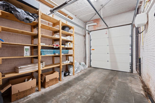 Cette maison familiale économe en énergie, prête à emménager, dispose de 4 à 5 chambres et se situe dans le village rural de Humbeek, entité de Grimbergen, sur une belle parcelle de 711 m². La propriété comprend un garage intégré ainsi qu’un