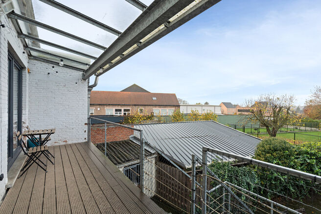 Cette maison familiale &eacute;conome en &eacute;nergie, pr&ecirc;te &agrave; emm&eacute;nager, dispose de 4 &agrave; 5 chambres et se situe dans le village rural de Humbeek, entit&eacute; de Grimbergen, sur une belle parcelle de 711 m&sup2;. La propri&eacute;t&eacute; comprend un garage int&eacute;gr&eacute; ainsi qu&rsquo;un