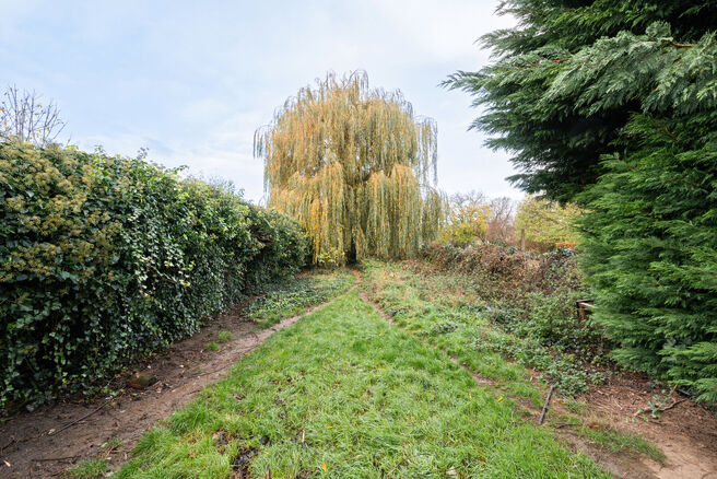 Cette maison familiale &eacute;conome en &eacute;nergie, pr&ecirc;te &agrave; emm&eacute;nager, dispose de 4 &agrave; 5 chambres et se situe dans le village rural de Humbeek, entit&eacute; de Grimbergen, sur une belle parcelle de 711 m&sup2;. La propri&eacute;t&eacute; comprend un garage int&eacute;gr&eacute; ainsi qu&rsquo;un