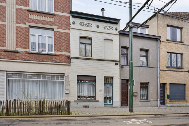 Cette maison familiale pittoresque se situe dans un quartier agréable et offre deux chambres, avec la possibilité d’en aménager une troisième. Elle comprend une cave spacieuse, une véranda lumineuse et une grande terrasse orientée plein sud.

AGEN