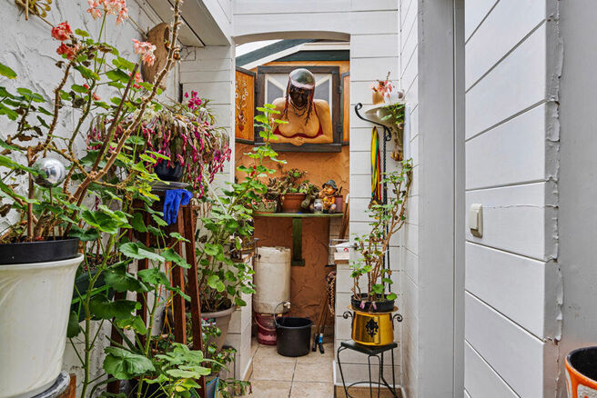 Cette maison familiale pittoresque se situe dans un quartier agréable et offre deux chambres, avec la possibilité d’en aménager une troisième. Elle comprend une cave spacieuse, une véranda lumineuse et une grande terrasse orientée plein sud.

AGEN