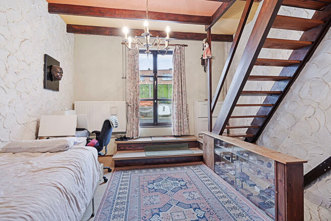 Cette maison familiale pittoresque se situe dans un quartier agréable et offre deux chambres, avec la possibilité d’en aménager une troisième. Elle comprend une cave spacieuse, une véranda lumineuse et une grande terrasse orientée plein sud.

AGEN