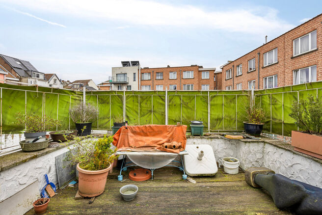 Cette maison familiale pittoresque se situe dans un quartier agréable et offre deux chambres, avec la possibilité d’en aménager une troisième. Elle comprend une cave spacieuse, une véranda lumineuse et une grande terrasse orientée plein sud.

AGEN