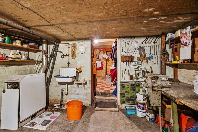 Cette maison familiale pittoresque se situe dans un quartier agréable et offre deux chambres, avec la possibilité d’en aménager une troisième. Elle comprend une cave spacieuse, une véranda lumineuse et une grande terrasse orientée plein sud.

AGEN