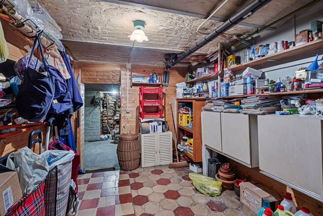 Cette maison familiale pittoresque se situe dans un quartier agréable et offre deux chambres, avec la possibilité d’en aménager une troisième. Elle comprend une cave spacieuse, une véranda lumineuse et une grande terrasse orientée plein sud.

AGEN