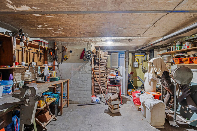 Cette maison familiale pittoresque se situe dans un quartier agréable et offre deux chambres, avec la possibilité d’en aménager une troisième. Elle comprend une cave spacieuse, une véranda lumineuse et une grande terrasse orientée plein sud.

AGEN