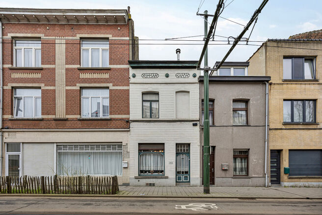 Cette maison familiale pittoresque se situe dans un quartier agréable et offre deux chambres, avec la possibilité d’en aménager une troisième. Elle comprend une cave spacieuse, une véranda lumineuse et une grande terrasse orientée plein sud.

AGEN