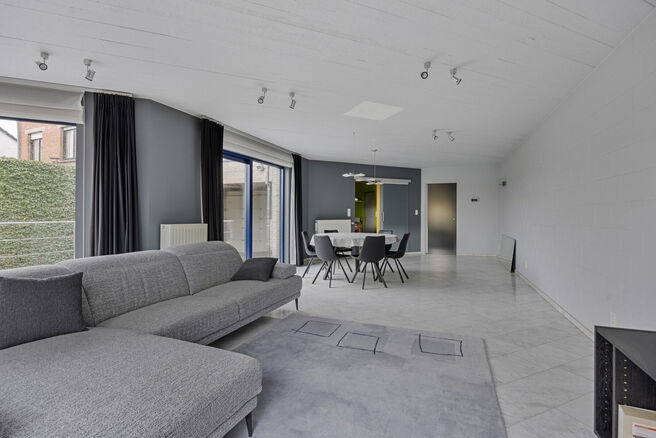 Cette spacieuse maison familiale avec trois chambres, un garage pratique et spacieux ainsi qu’un magnifique jardin paysager est idéalement située dans un environnement calme et rural.

Disposition de la maison :
En entrant, vous accédez au hall d’e