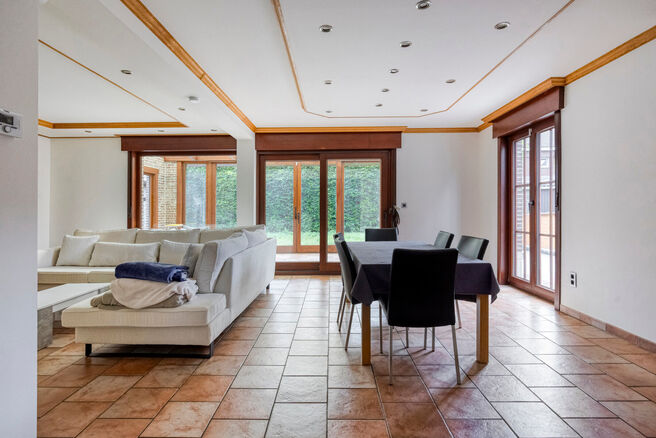 Maison familiale spacieuse, prête à emménager, économe en énergie, avec 5 chambres, jardin et garage – idéale pour profession libérale ou espace commercial.
Située dans un quartier résidentiel calme, cette maison offre tout le confort moderne a
