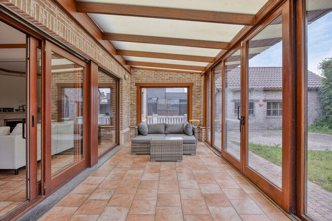 Maison familiale spacieuse, prête à emménager, économe en énergie, avec 5 chambres, jardin et garage – idéale pour profession libérale ou espace commercial.
Située dans un quartier résidentiel calme, cette maison offre tout le confort moderne a