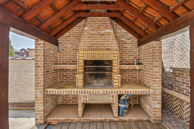 Maison familiale spacieuse, prête à emménager, économe en énergie, avec 5 chambres, jardin et garage – idéale pour profession libérale ou espace commercial.
Située dans un quartier résidentiel calme, cette maison offre tout le confort moderne a