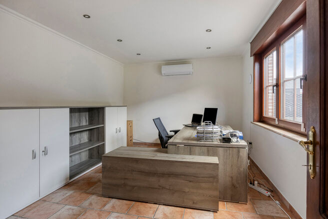 Maison familiale spacieuse, prête à emménager, économe en énergie, avec 5 chambres, jardin et garage – idéale pour profession libérale ou espace commercial.
Située dans un quartier résidentiel calme, cette maison offre tout le confort moderne a