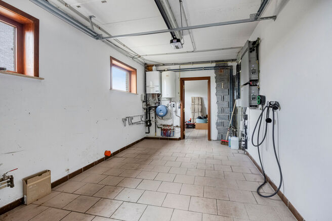 Maison familiale spacieuse, prête à emménager, économe en énergie, avec 5 chambres, jardin et garage – idéale pour profession libérale ou espace commercial.
Située dans un quartier résidentiel calme, cette maison offre tout le confort moderne a