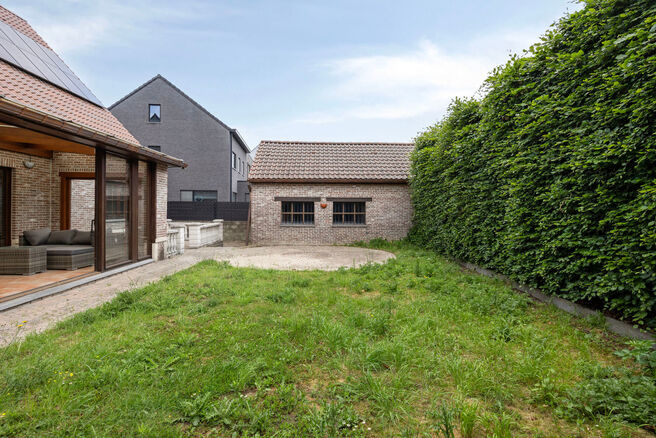 Maison familiale spacieuse, prête à emménager, économe en énergie, avec 5 chambres, jardin et garage – idéale pour profession libérale ou espace commercial.
Située dans un quartier résidentiel calme, cette maison offre tout le confort moderne a