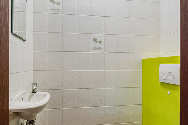 Maison familiale spacieuse, prête à emménager, économe en énergie, avec 5 chambres, jardin et garage – idéale pour profession libérale ou espace commercial.
Située dans un quartier résidentiel calme, cette maison offre tout le confort moderne a