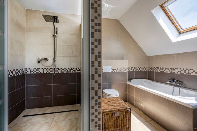 Maison familiale spacieuse, prête à emménager, économe en énergie, avec 5 chambres, jardin et garage – idéale pour profession libérale ou espace commercial.
Située dans un quartier résidentiel calme, cette maison offre tout le confort moderne a