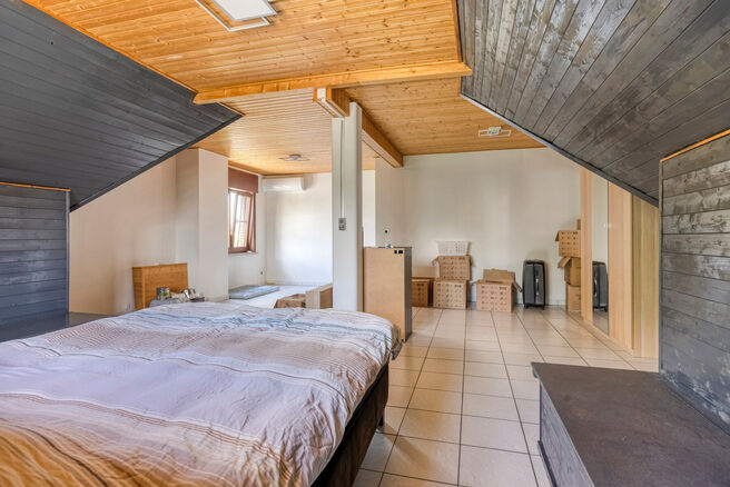 Maison familiale spacieuse, prête à emménager, économe en énergie, avec 5 chambres, jardin et garage – idéale pour profession libérale ou espace commercial.
Située dans un quartier résidentiel calme, cette maison offre tout le confort moderne a