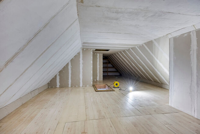 Maison familiale spacieuse, prête à emménager, économe en énergie, avec 5 chambres, jardin et garage – idéale pour profession libérale ou espace commercial.
Située dans un quartier résidentiel calme, cette maison offre tout le confort moderne a