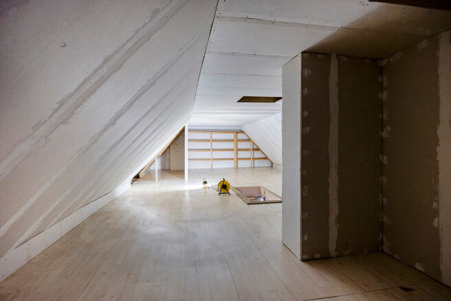 Maison familiale spacieuse, prête à emménager, économe en énergie, avec 5 chambres, jardin et garage – idéale pour profession libérale ou espace commercial.
Située dans un quartier résidentiel calme, cette maison offre tout le confort moderne a