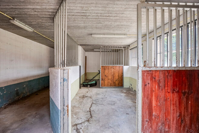 Maison familiale spacieuse, prête à emménager, économe en énergie, avec 5 chambres, jardin et garage – idéale pour profession libérale ou espace commercial.
Située dans un quartier résidentiel calme, cette maison offre tout le confort moderne a