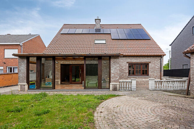 Maison familiale spacieuse, prête à emménager, économe en énergie, avec 5 chambres, jardin et garage – idéale pour profession libérale ou espace commercial.
Située dans un quartier résidentiel calme, cette maison offre tout le confort moderne a