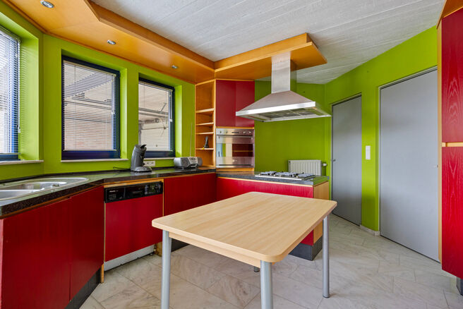 Cette spacieuse maison familiale avec trois chambres, un garage pratique et spacieux ainsi qu’un magnifique jardin paysager est idéalement située dans un environnement calme et rural.

Disposition de la maison :
En entrant, vous accédez au hall d’e
