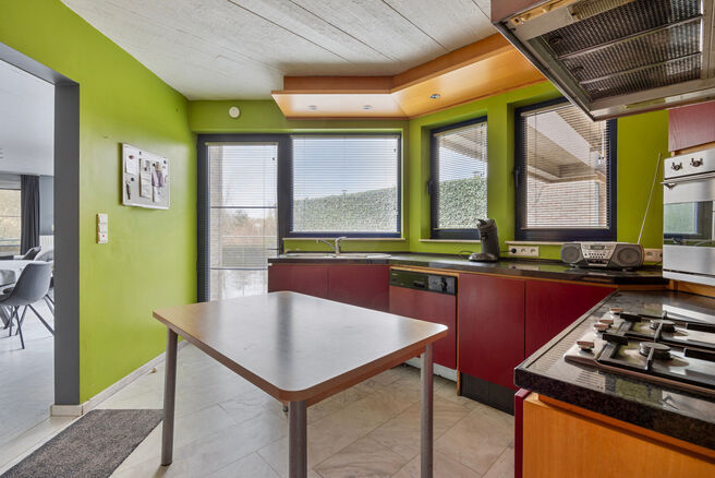 Cette spacieuse maison familiale avec trois chambres, un garage pratique et spacieux ainsi qu’un magnifique jardin paysager est idéalement située dans un environnement calme et rural.

Disposition de la maison :
En entrant, vous accédez au hall d’e