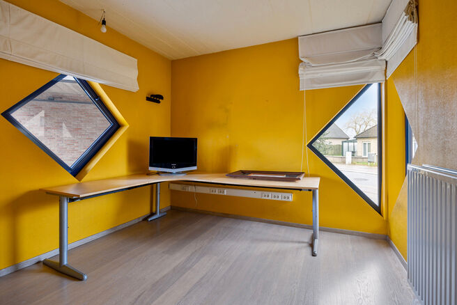 Cette spacieuse maison familiale avec trois chambres, un garage pratique et spacieux ainsi qu’un magnifique jardin paysager est idéalement située dans un environnement calme et rural.

Disposition de la maison :
En entrant, vous accédez au hall d’e