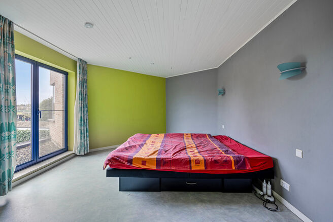 Cette spacieuse maison familiale avec trois chambres, un garage pratique et spacieux ainsi qu’un magnifique jardin paysager est idéalement située dans un environnement calme et rural.

Disposition de la maison :
En entrant, vous accédez au hall d’e