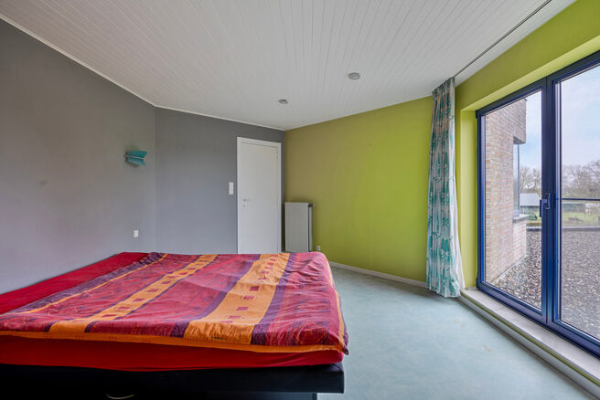 Cette spacieuse maison familiale avec trois chambres, un garage pratique et spacieux ainsi qu’un magnifique jardin paysager est idéalement située dans un environnement calme et rural.

Disposition de la maison :
En entrant, vous accédez au hall d’e