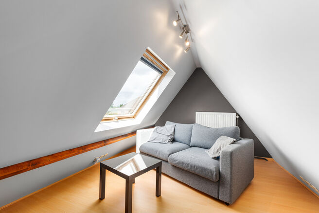 Cette maison familiale quatre fa&ccedil;ades avec 2 chambres, un grenier am&eacute;nag&eacute;, un vaste sous-sol et un garage est implant&eacute;e sur un terrain de 526 m&sup2; et b&eacute;n&eacute;ficie d&rsquo;un magnifique jardin orient&eacute; sud-est.

Gr&acirc;ce &agrave; sa situation avantageuse &agrave; proximit