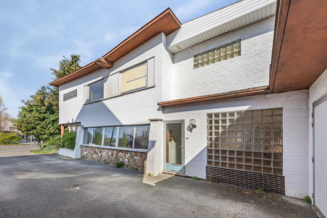 Cette spacieuse et lumineuse maison familiale dispose de 4 vraies chambres, d’un garage séparé et d’un jardin agréable.
Elle est située dans une rue calme avec peu de circulation, ce qui contribue à un cadre de vie sûr et agréable.
De plus, la 