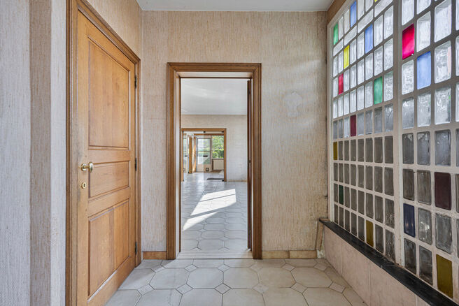 Cette spacieuse et lumineuse maison familiale dispose de 4 vraies chambres, d’un garage séparé et d’un jardin agréable.
Elle est située dans une rue calme avec peu de circulation, ce qui contribue à un cadre de vie sûr et agréable.
De plus, la 