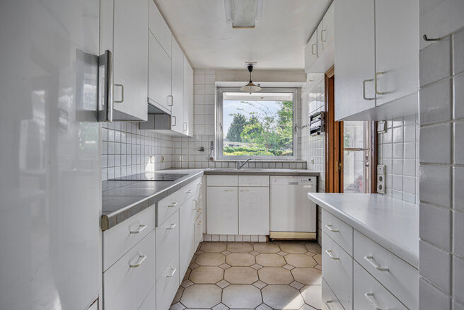 Cette spacieuse et lumineuse maison familiale dispose de 4 vraies chambres, d’un garage séparé et d’un jardin agréable.
Elle est située dans une rue calme avec peu de circulation, ce qui contribue à un cadre de vie sûr et agréable.
De plus, la 