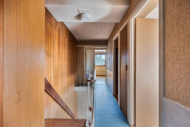 Cette spacieuse et lumineuse maison familiale dispose de 4 vraies chambres, d’un garage séparé et d’un jardin agréable.
Elle est située dans une rue calme avec peu de circulation, ce qui contribue à un cadre de vie sûr et agréable.
De plus, la 