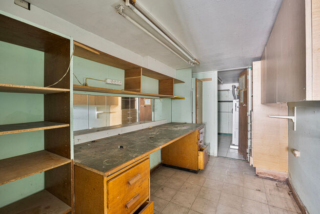 Cette spacieuse et lumineuse maison familiale dispose de 4 vraies chambres, d’un garage séparé et d’un jardin agréable.
Elle est située dans une rue calme avec peu de circulation, ce qui contribue à un cadre de vie sûr et agréable.
De plus, la 