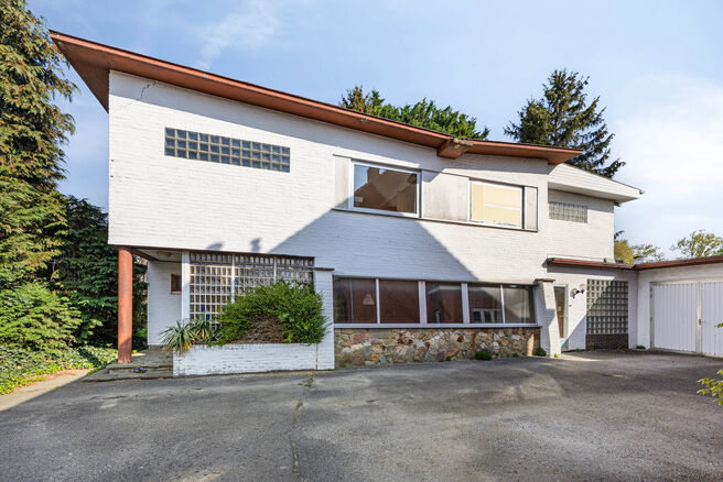 Cette spacieuse et lumineuse maison familiale dispose de 4 vraies chambres, d’un garage séparé et d’un jardin agréable.
Elle est située dans une rue calme avec peu de circulation, ce qui contribue à un cadre de vie sûr et agréable.
De plus, la 