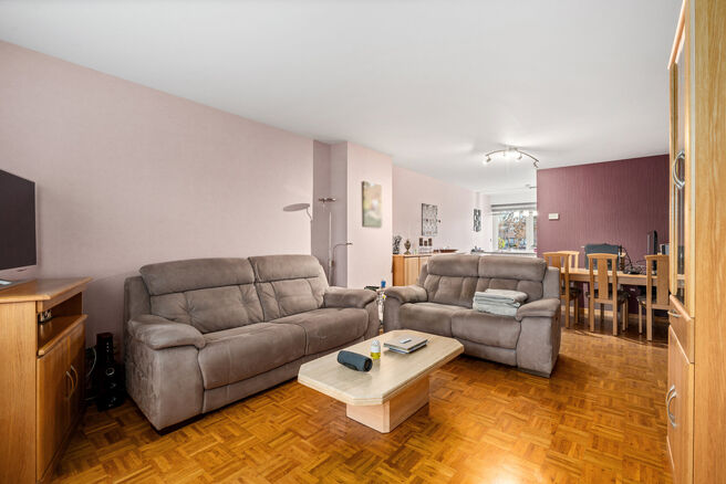 Cette maison pr&ecirc;te &agrave; emm&eacute;nager, comprenant 2 spacieuses chambres et un jardin, est situ&eacute;e dans un quartier r&eacute;sidentiel calme.

Au rez-de-chauss&eacute;e, vous trouverez un grand garage avec porte &eacute;lectrique ainsi qu&rsquo;une buanderie avec raccordements pour