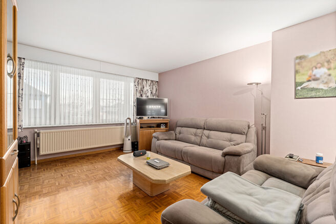 Cette maison pr&ecirc;te &agrave; emm&eacute;nager, comprenant 2 spacieuses chambres et un jardin, est situ&eacute;e dans un quartier r&eacute;sidentiel calme.

Au rez-de-chauss&eacute;e, vous trouverez un grand garage avec porte &eacute;lectrique ainsi qu&rsquo;une buanderie avec raccordements pour