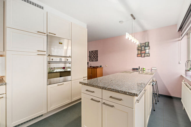 Cette maison pr&ecirc;te &agrave; emm&eacute;nager, comprenant 2 spacieuses chambres et un jardin, est situ&eacute;e dans un quartier r&eacute;sidentiel calme.

Au rez-de-chauss&eacute;e, vous trouverez un grand garage avec porte &eacute;lectrique ainsi qu&rsquo;une buanderie avec raccordements pour