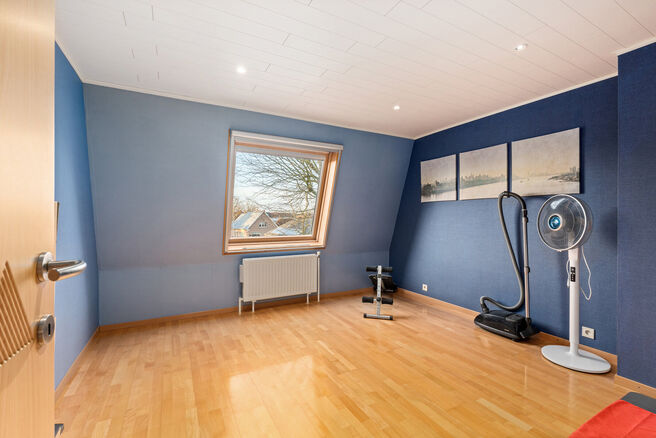 Cette maison pr&ecirc;te &agrave; emm&eacute;nager, comprenant 2 spacieuses chambres et un jardin, est situ&eacute;e dans un quartier r&eacute;sidentiel calme.

Au rez-de-chauss&eacute;e, vous trouverez un grand garage avec porte &eacute;lectrique ainsi qu&rsquo;une buanderie avec raccordements pour