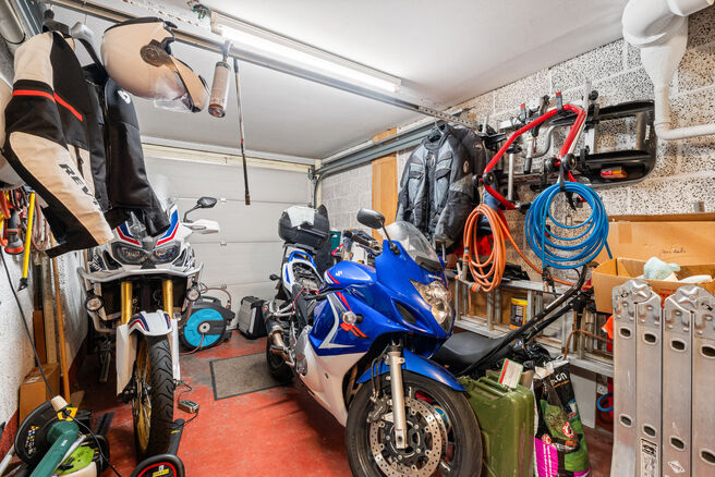 Cette maison pr&ecirc;te &agrave; emm&eacute;nager, comprenant 2 spacieuses chambres et un jardin, est situ&eacute;e dans un quartier r&eacute;sidentiel calme.

Au rez-de-chauss&eacute;e, vous trouverez un grand garage avec porte &eacute;lectrique ainsi qu&rsquo;une buanderie avec raccordements pour